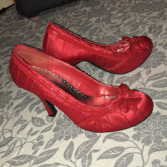 Super sexy Dots ruby red slippers size 6. Kitten heels - Picture 3 of 9